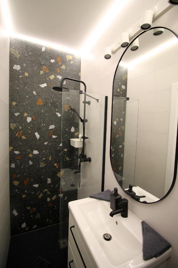 Modern Studio A Belvaros Koezepen Parkoloval- Kata Studioapartman Gyor Ngoại thất bức ảnh