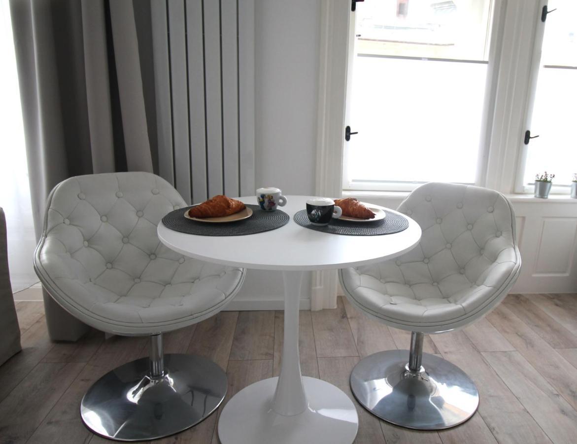 Modern Studio A Belvaros Koezepen Parkoloval- Kata Studioapartman Gyor Ngoại thất bức ảnh
