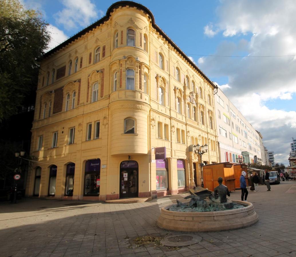 Modern Studio A Belvaros Koezepen Parkoloval- Kata Studioapartman Gyor Ngoại thất bức ảnh