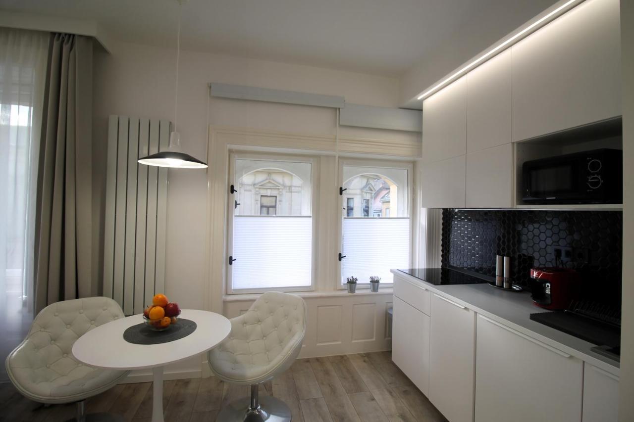 Modern Studio A Belvaros Koezepen Parkoloval- Kata Studioapartman Gyor Ngoại thất bức ảnh
